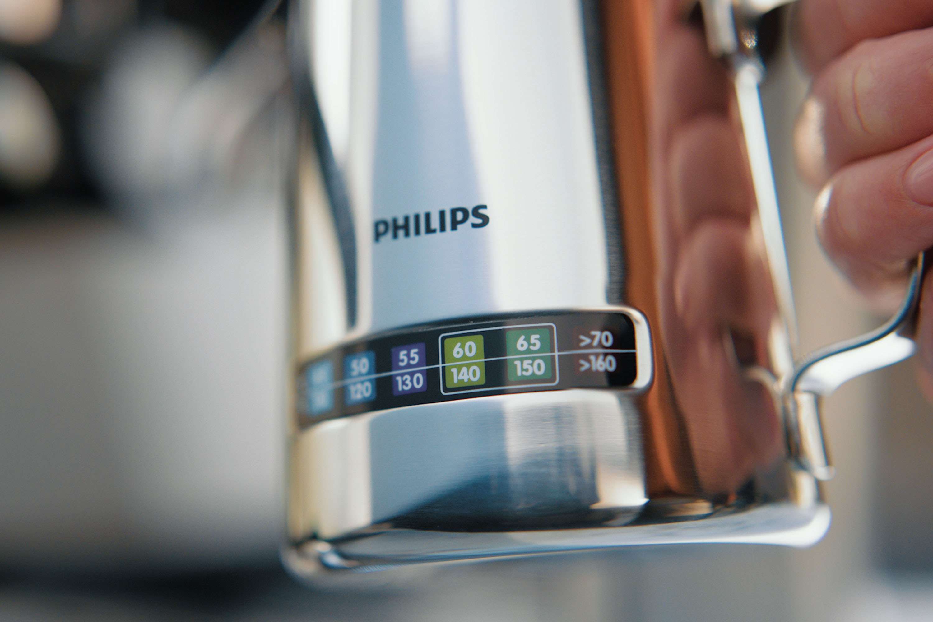 Suplakite pieną pieno ąsotėlyje